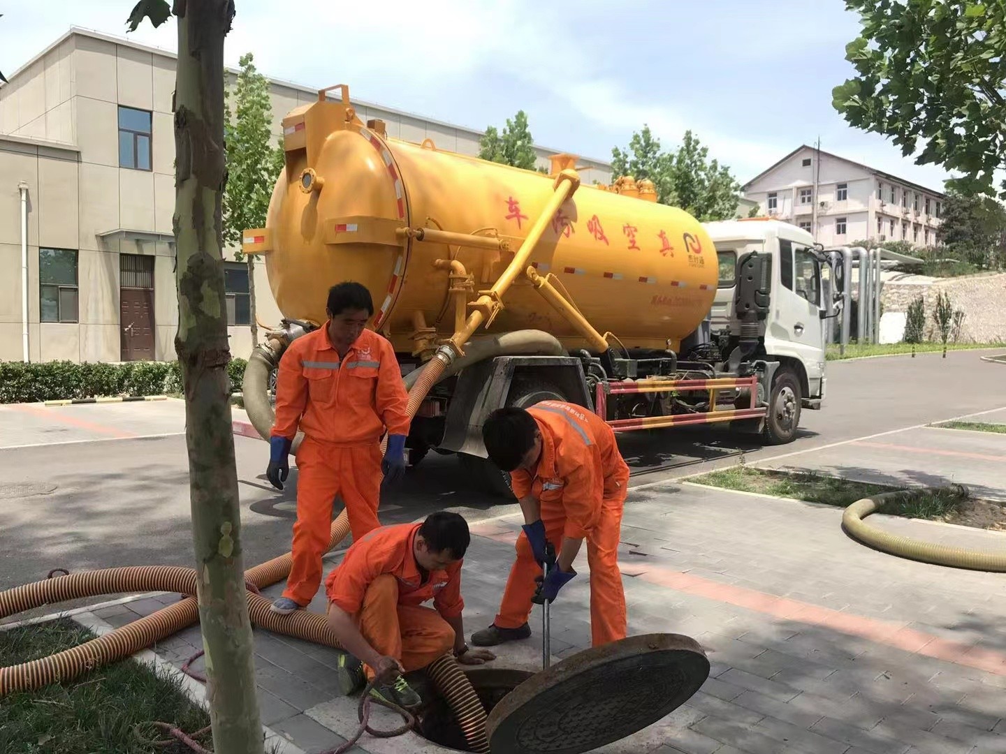 佳县管道疏通车停在窨井附近