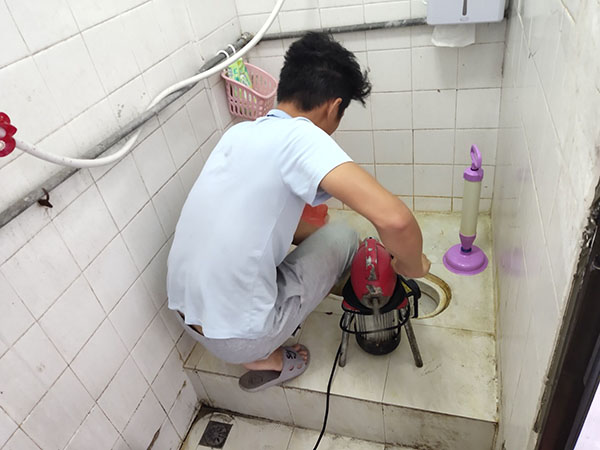 佳县肥皂掉到马桶里把马桶堵住了怎么办？马桶堵住了怎么办