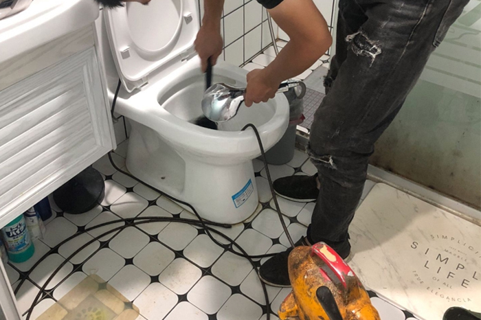 佳县马桶堵塞自己疏通还是找师傅？专业上门服务让你省时更省心