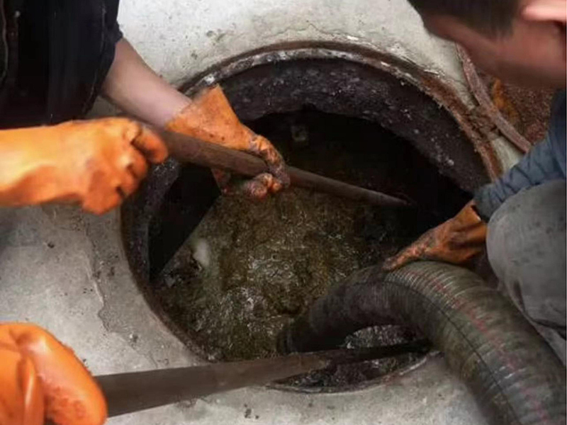 佳县清理化粪池时如何避免沼气的危害？